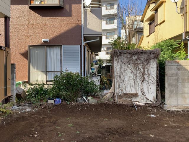 万年塀・コンクリートブロック塀撤去工事(東京都杉並区高円寺北)前の様子です。
